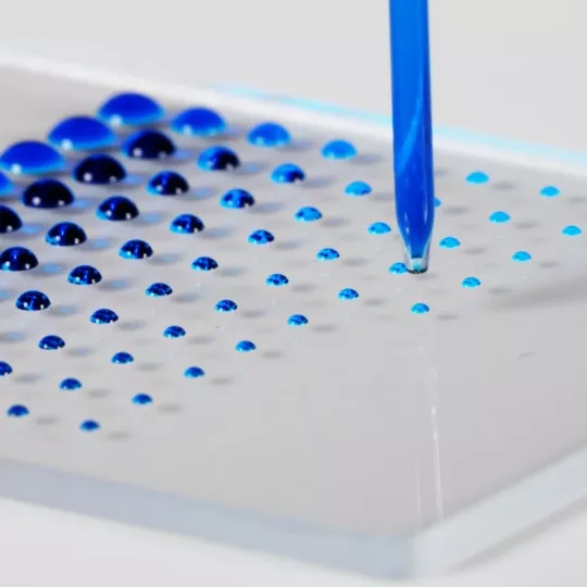 M2MD - printing a micro array of nanoliters droplets on a glass surface showing the big volume range