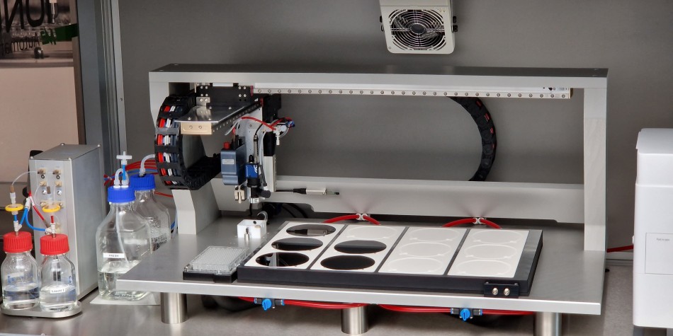 microarray spotter deck holding silicon wafers with the help of a vacuum table