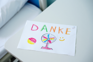 A child’s drawing with the word "DANKE" and a colorful fan – AI-generated image