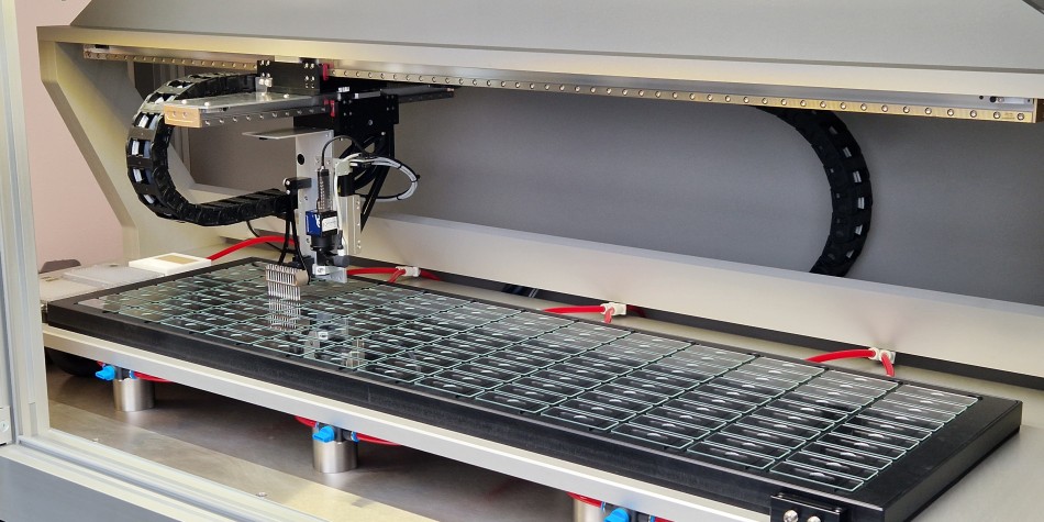 how to fixate microscope slides on a microarray spotter using a vacuum holder with descrete slide alignment