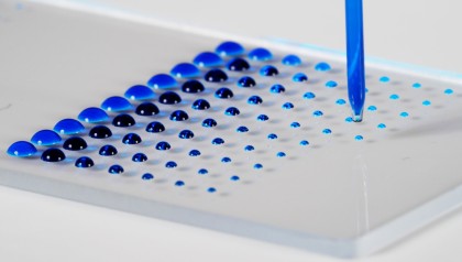 printing a micro array of nanoliters droplets on a glass surface using an microdispenser to show the big volume range
