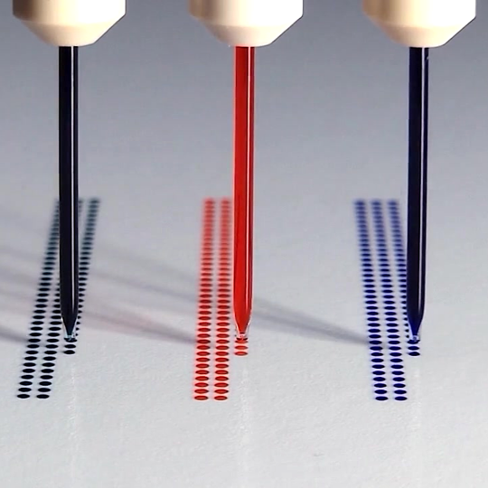 Three-channel non-contact microdispensing head printing colored nanoliter droplets in parallel rows